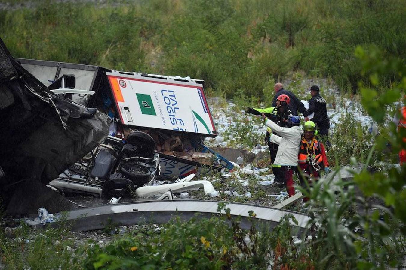 Fotos del accidente del puente derrumbado de una autopista en Génova (Italia)
