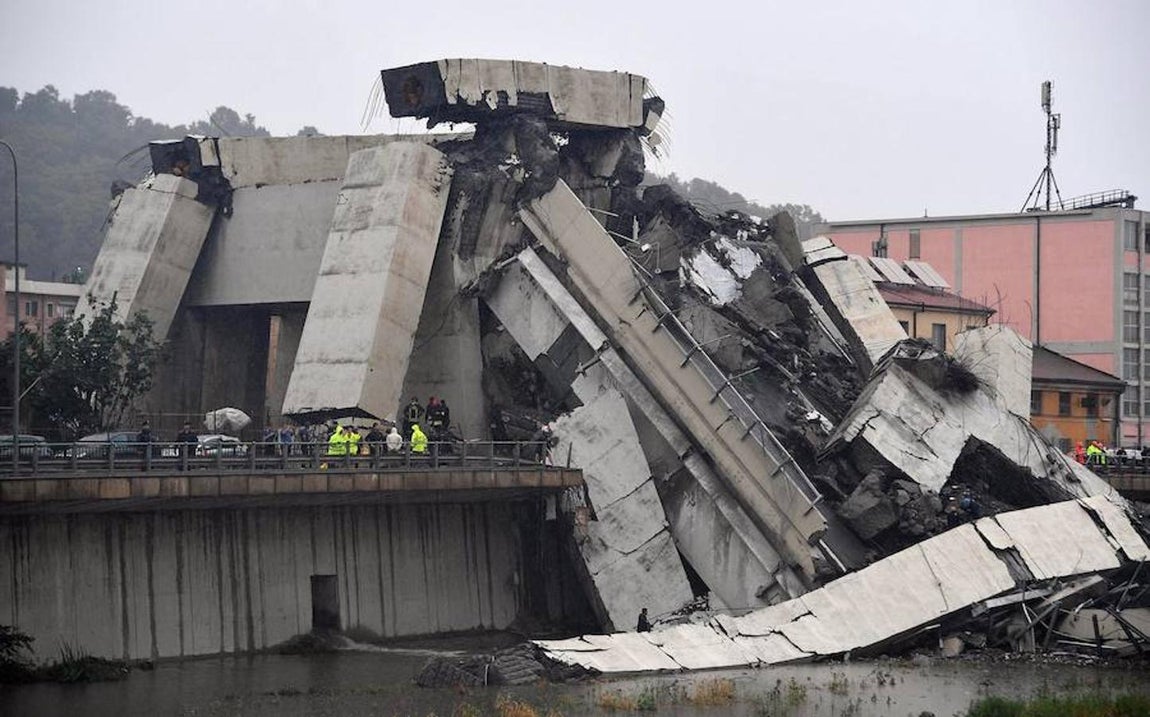 Fotos del accidente del puente derrumbado de una autopista en Génova (Italia)