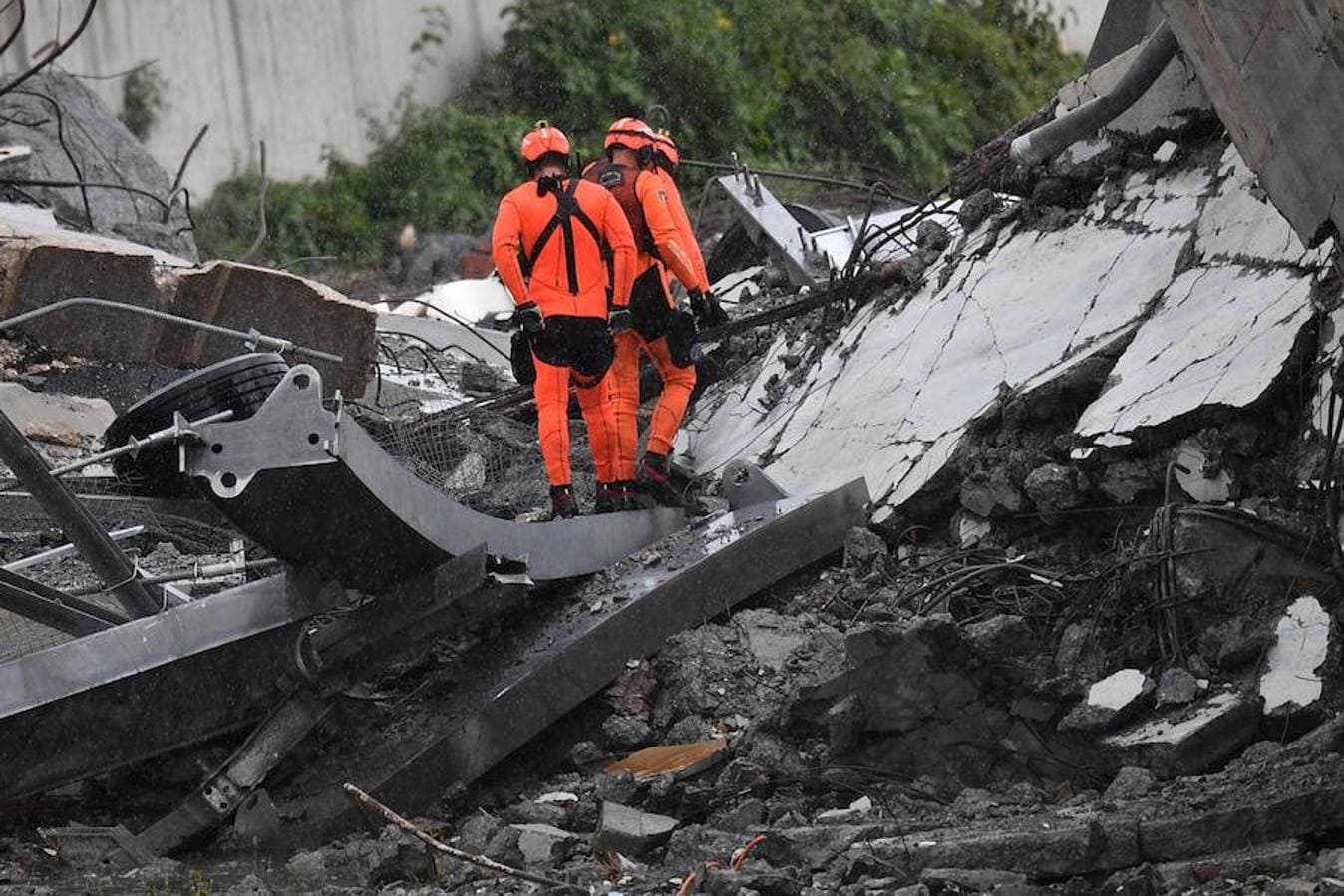 Fotos del accidente del puente derrumbado de una autopista en Génova (Italia)