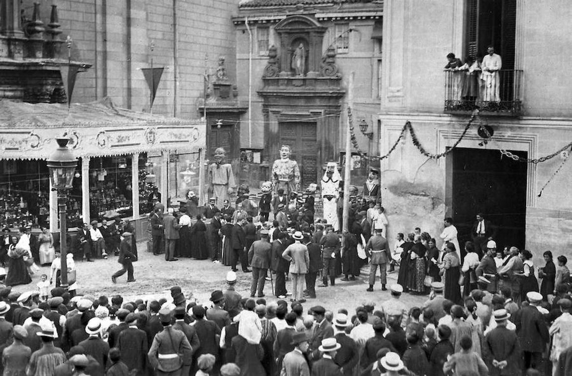 7. Reparto de bonos. En el entorno de la Iglesia de San Andrés, en 1918, se reparten bonos para los pobres con motivo de la festividad de La Paloma