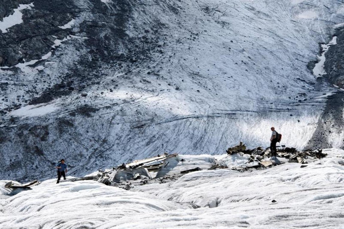 Imagen de dos fotógrafos en el lugar del siniestro en los Alpes. 