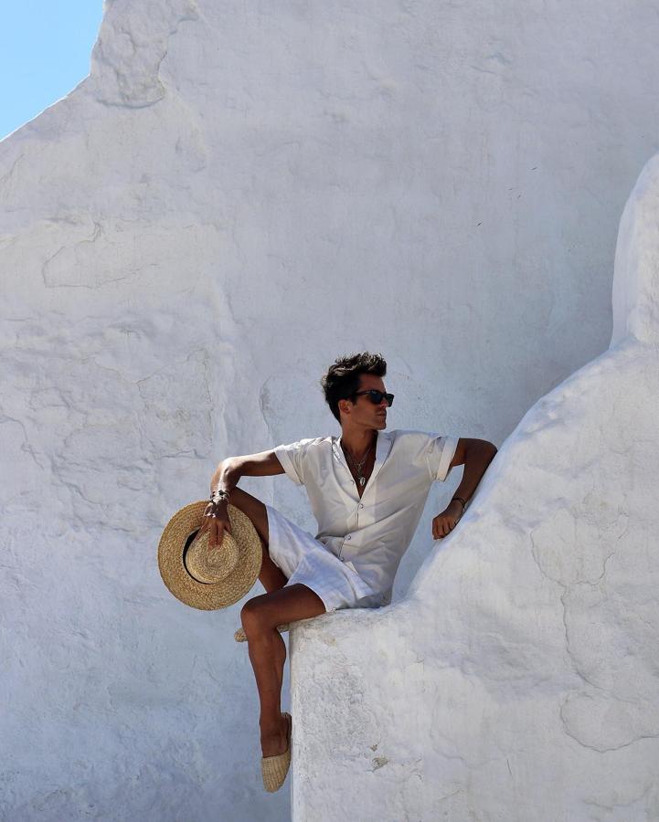 Exfoliación. No, la exfloliación no elimina el bronceado, ayuda a mantener la piel morena con un tono luminoso durante más tiempo. Además, elimina la piel muerta y favorece la absoción de la crema hidratante, oxigena los poros y elimina los residuos