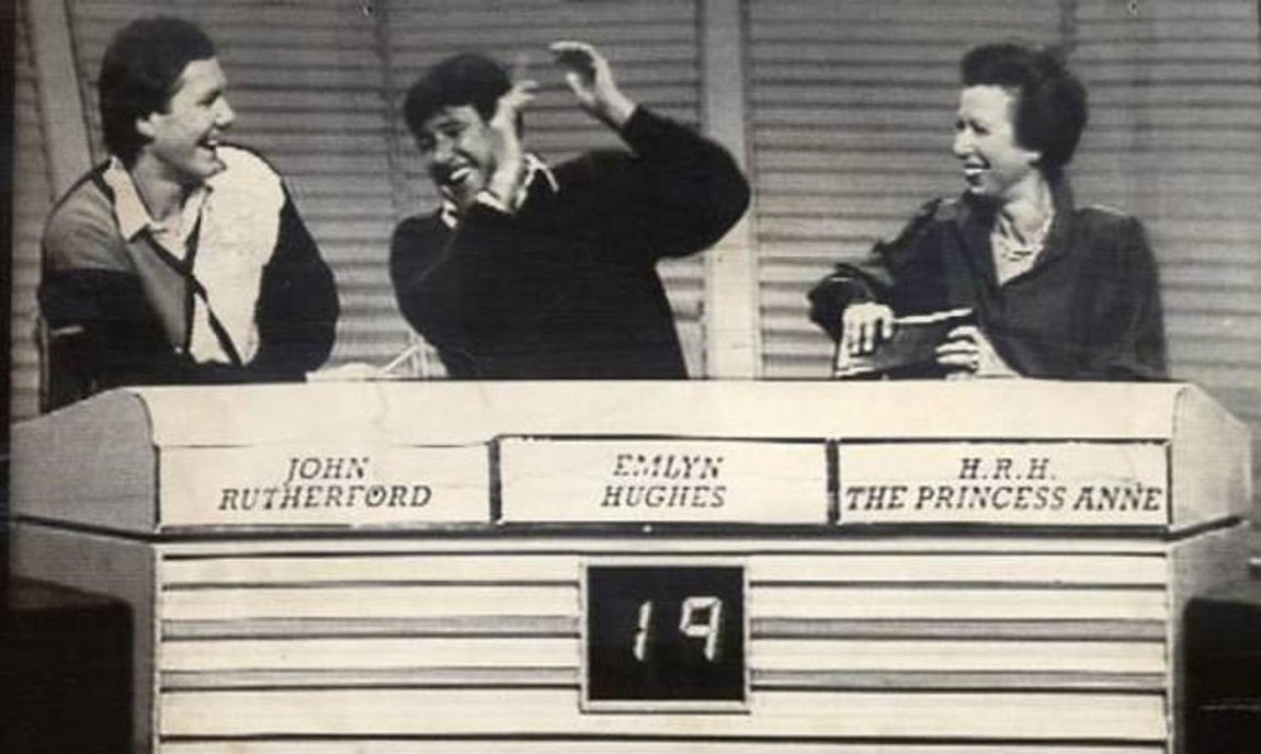 1987. Se postuló como el primer miembro de la Familia Real británica que aparecía en televisión, concretamente en el programa «A Question of Sport» de la BBC; aquella emisión fue lo más visto, con más de 19 millones de telespectadores