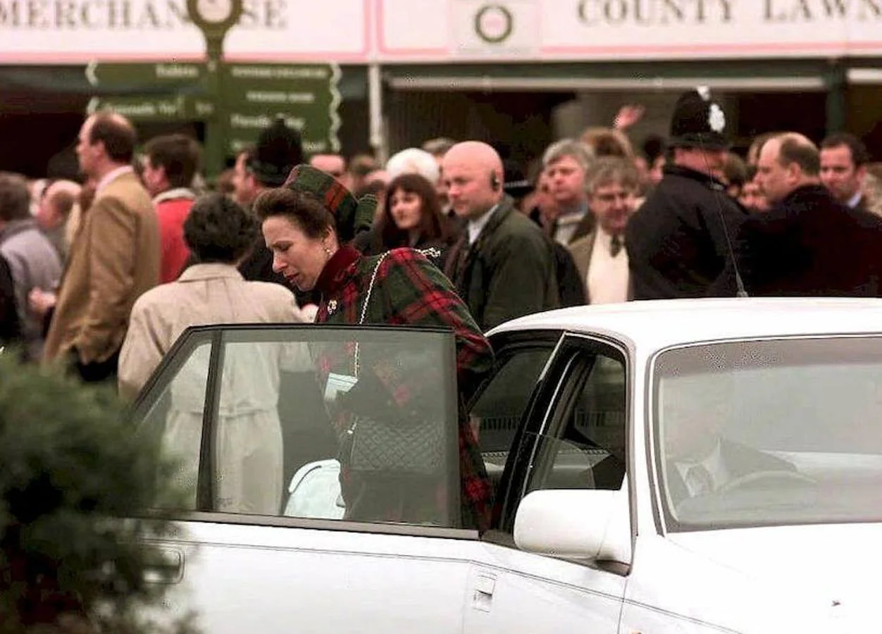 1997. La Princesa Ana de Inglaterra en el momento de abandonar el hipódromo de Aintree, tras una amenaza de bomba del IRA. Todo el mundo fue evacuado del lugar y se suspendió el Grand National, una de las carreras de caballos más importantes del mundo