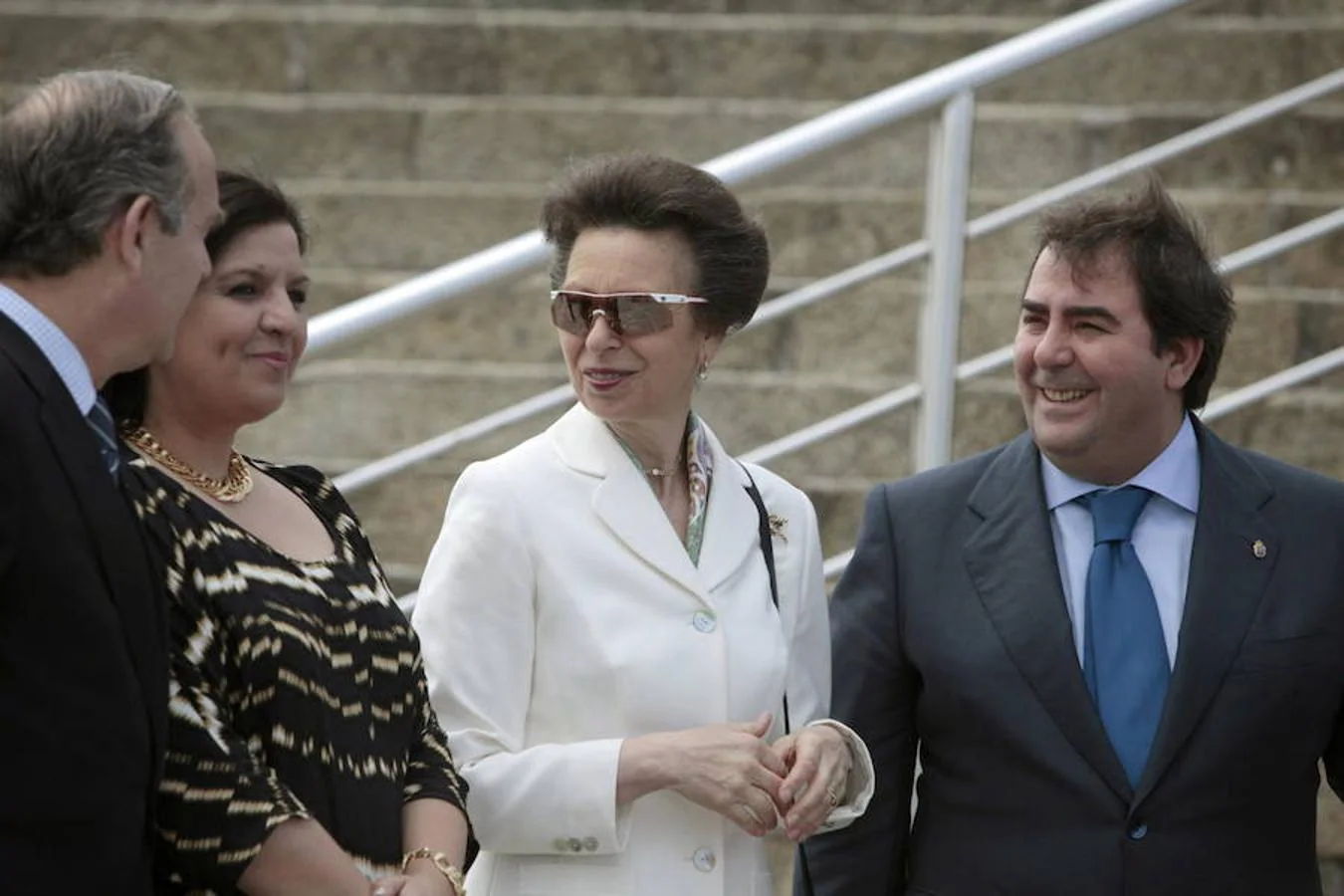 2014. La princesa Ana de Inglaterra visita la Torre de Hércules en La Coruña en compañía del entonces alcalde de la ciudad, Carlos Negreira (2011-2016) y su concejala, Luisa Cid