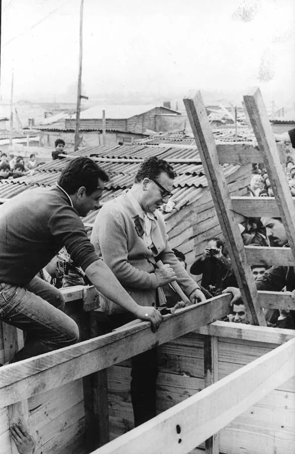 Allende trabajando durante el Día Voluntario del Trabajo en Chile. 