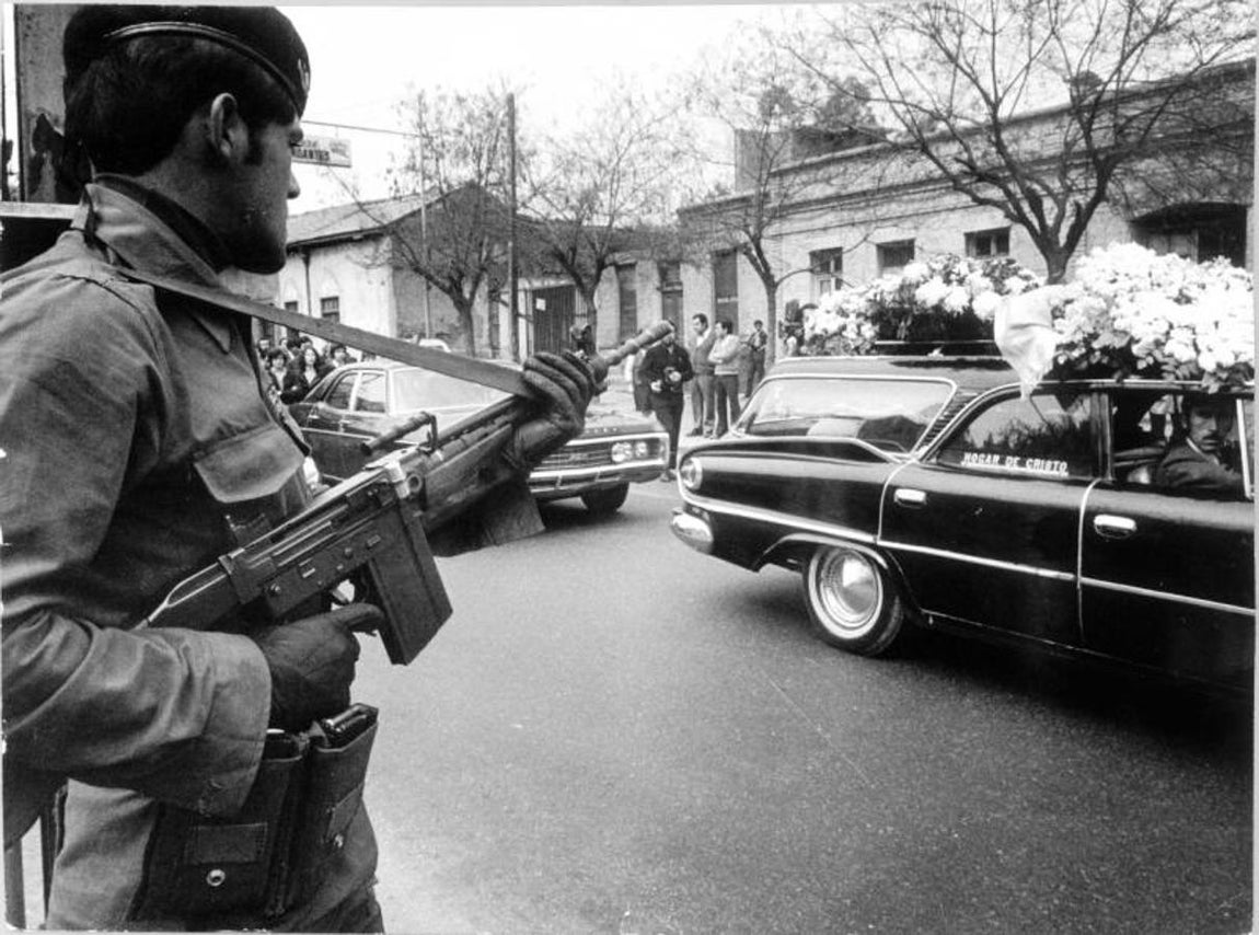 Un soldado delante del coche fúnebre de Neruda. 