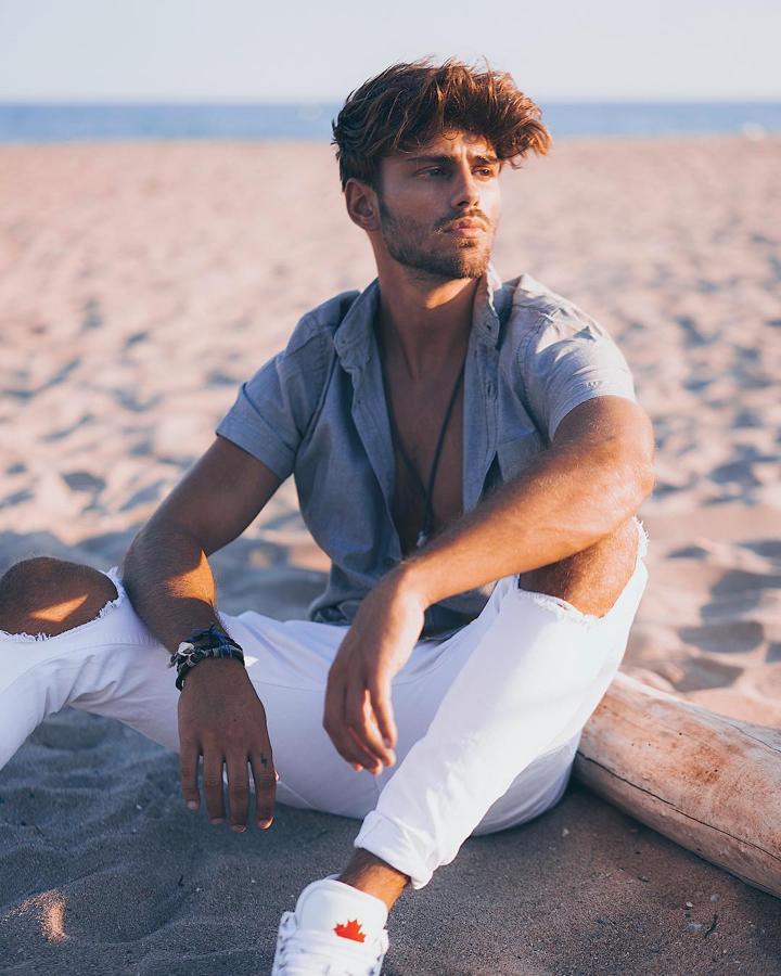 Vitamina C. La vitamina, presente en la naranja y en los cítricos más refrescantes, es una gran alternativa para el verano. Se recomienda tomarla por la noche, después de tomar el sol, ya que minimiza los daños que éste y los radicales libres ocasionan en las células. Puede también aplicarse en formato crema.