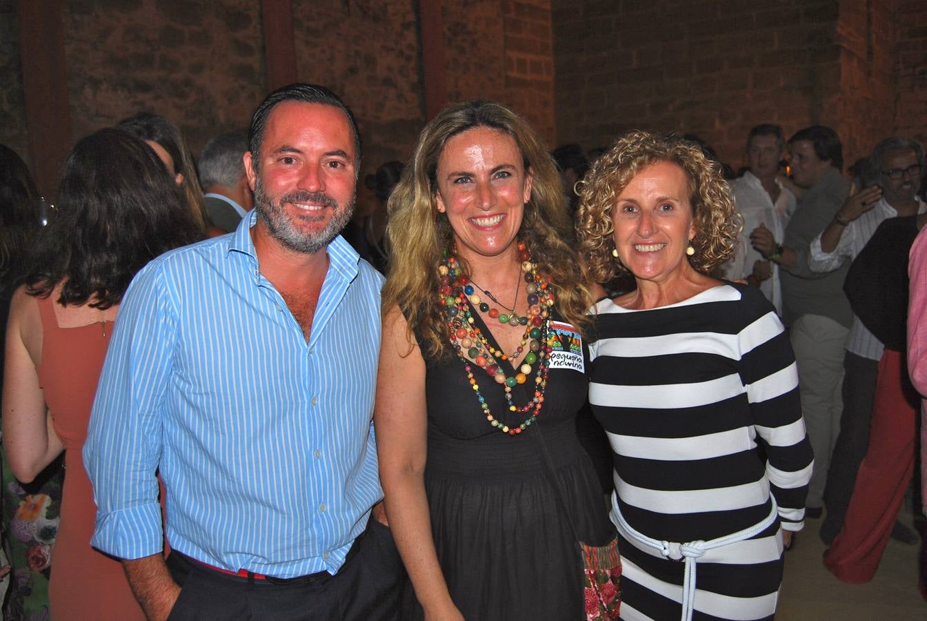 Ricardo Araque, Cristina Martínez Caballero (presidenta de la ONG Pequeña Nowina) y Marian García Pagola. 