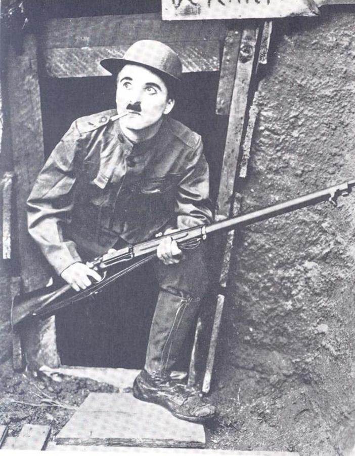 Charles Chaplin en una escena de «Armas al hombro». 