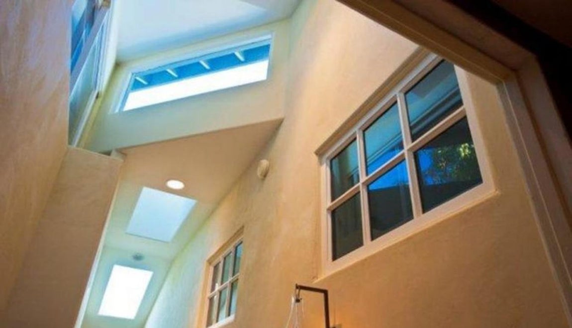 Claraboyas. Los techos de la casa aprovechan al máximo la luz solar con sus claraboyas. Este tipo de recurso es muy propio de las viviendas de la zona y del ya mencionado Estilo Californiano