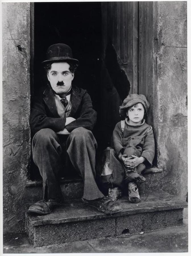 Jackie Coogan y Charles Chaplin en la película «El Chico». 