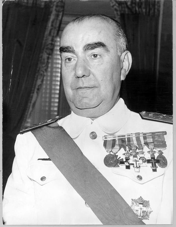 El Presidente del Gobierno con sus condecoraciones militares. 