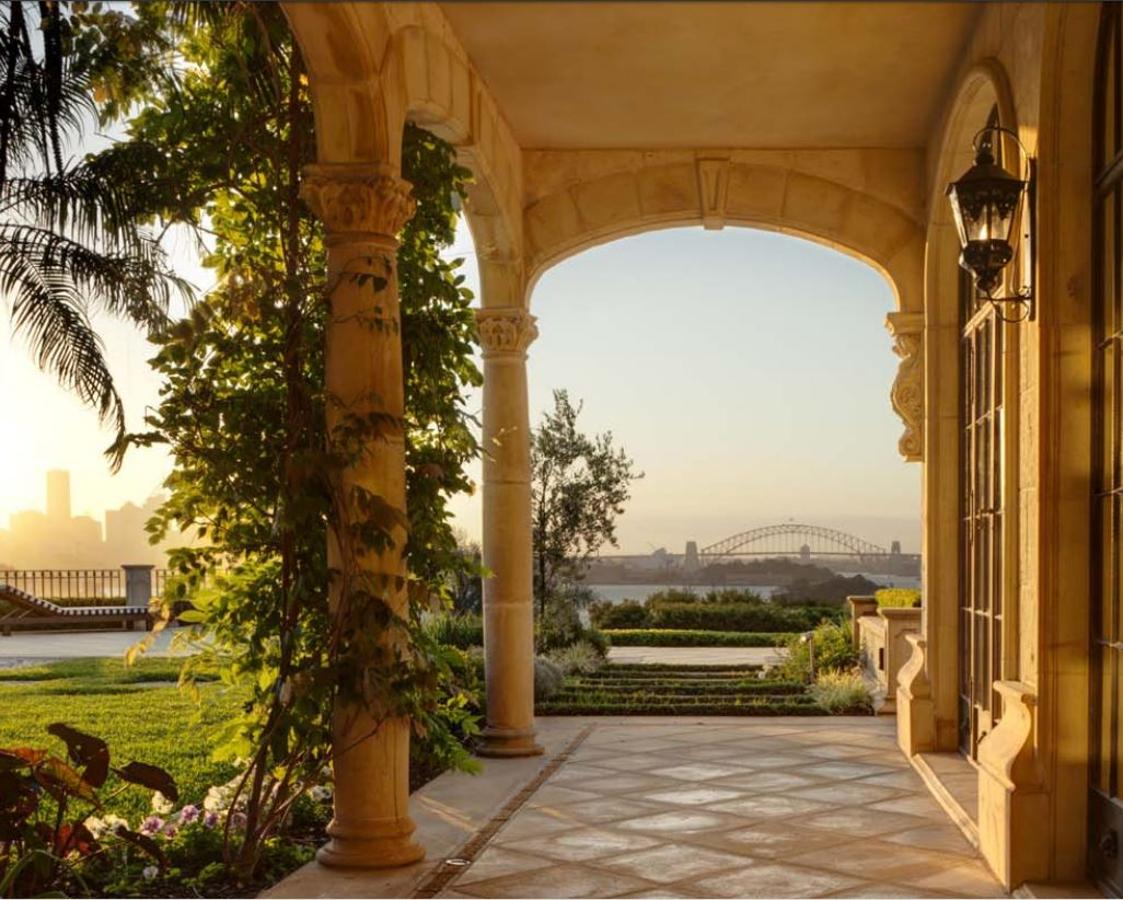 Villa del Mare. Los jardines que rodean la construcción están adornados con una fina arquitectura floral que se enreda por sus porches, cuyas columnas de estilo Corintio se tornearon sobre piedra caliza. En el horizonte, las líneas futuristas del skyline de la ciudad contrastan con los trazos clásicos del complejo