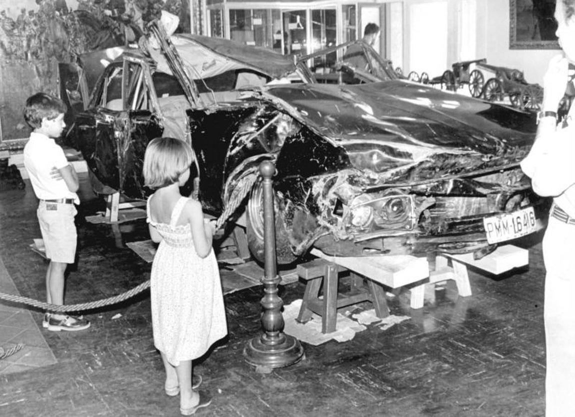 Unos niños observan el coche en el que viajaba Carrero Blanco cuando falleció en el Museo del Ejército. 