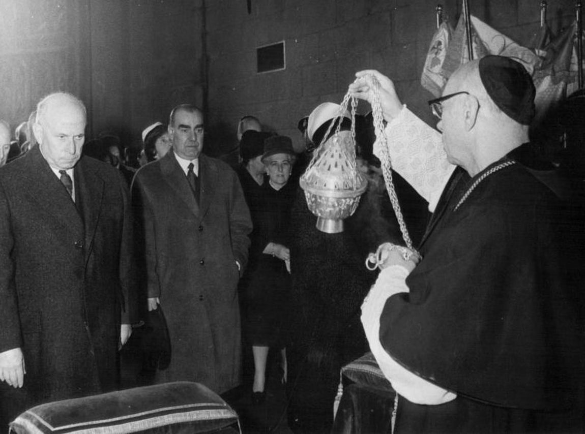 El presidente de la República de Portugal junto con Carrero Blanco en una visita al Valle de los Caídos. 