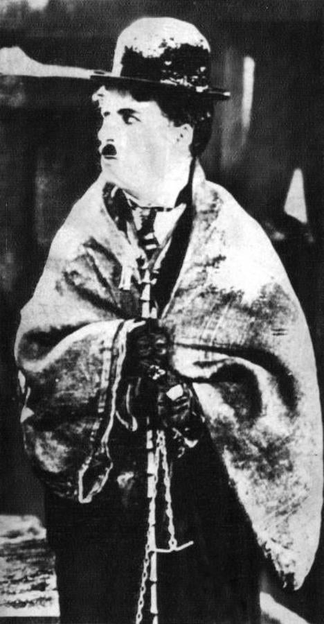 Chaplin en la película «Quimera de Oro». 