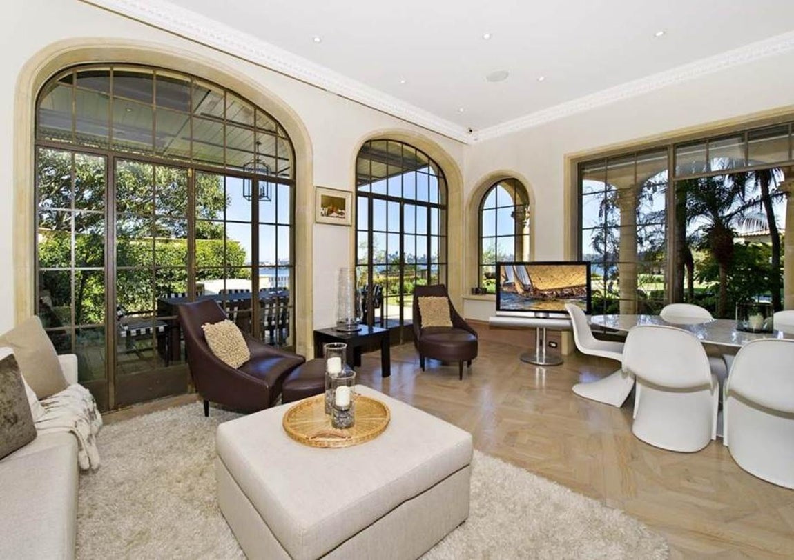 Villa del Mare. La casa se divide en inmensos salones, elegantes comedores, suites con vistas al mar y una pequeña casa de invitados por si quisieran recibir a alguna visita. El dormitorio principal tiene múltiples vestidore y su propio spa