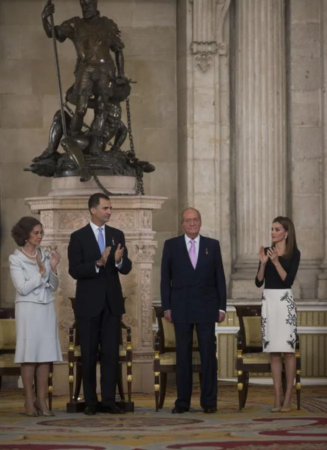 La Familia Real aplaude a Juan Carlos I tras firmar su abdicación en su hijo Felipe. 