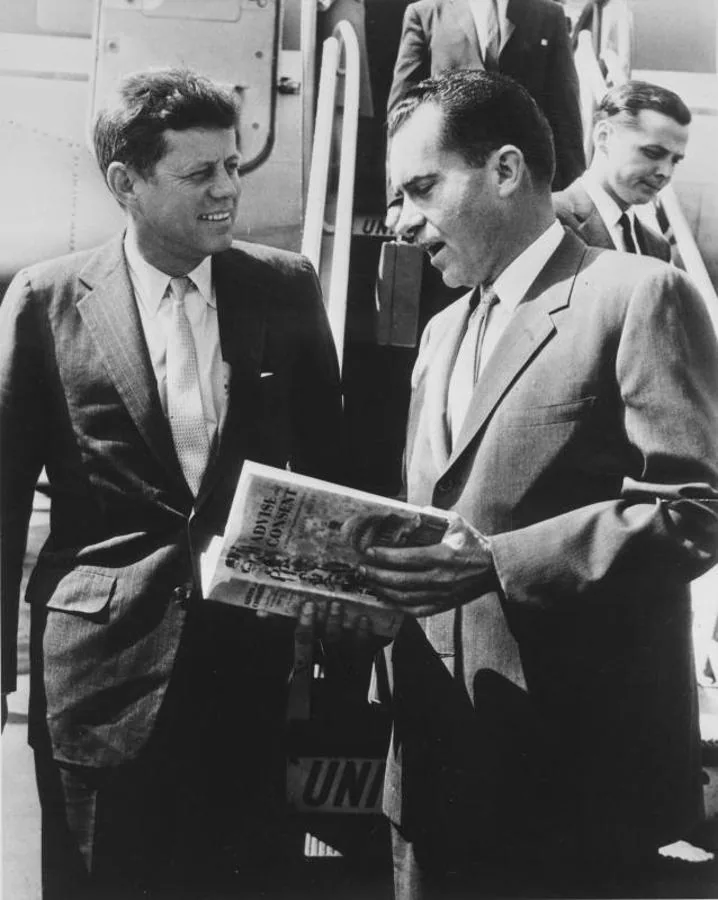 Nixon junto a John F. Kennedy, con quien se enfrentó en el primer debate político televisado de la historia. 