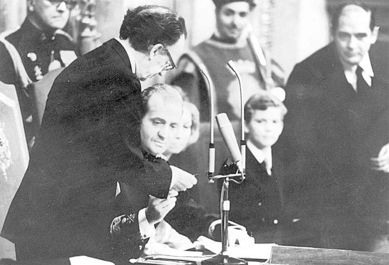 Juan Carlos I sanciona la Constitución de 1978, dando paso a la democracia en España. 