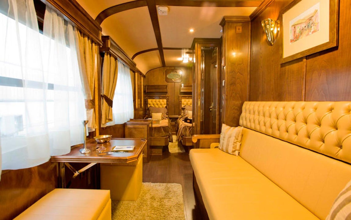 Transcantábrico Gran lujo. Los pasajeros que paguen los cerca de 5.000 euros que cuesta el billete, podrán alojarse en una de las Suites Deluxe, decoradas en madera y que cuenta con salón, dormitorio (a elegir con una cama de matrimonio de dos metros o dos individuales) y baño privado, y no tendrán, ni siquiera, que deshacer la maleta, ya que es la propia tripulación quien se encarga de ellos
