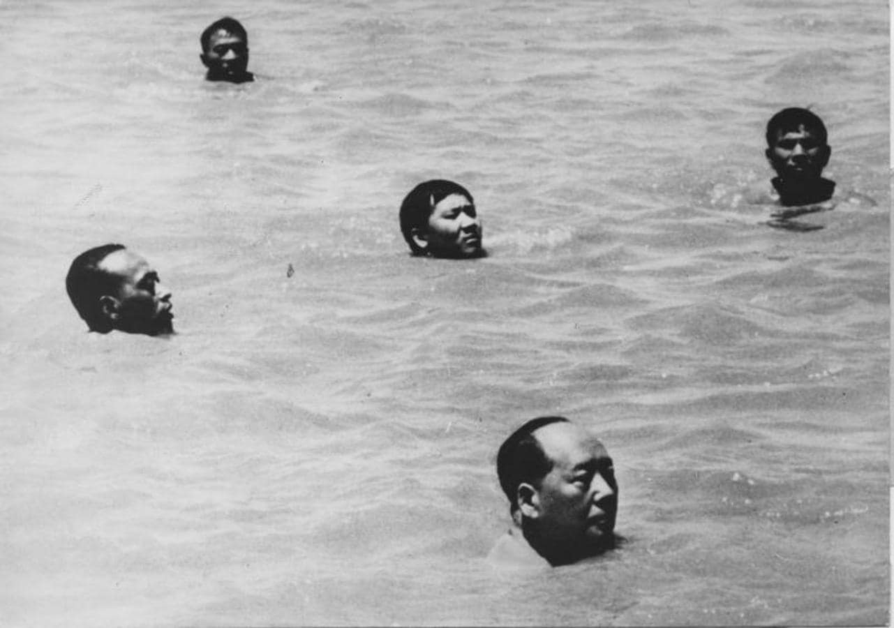 Mao Tse-Tung dándose un baño en el río Yang Tse Kiang. 