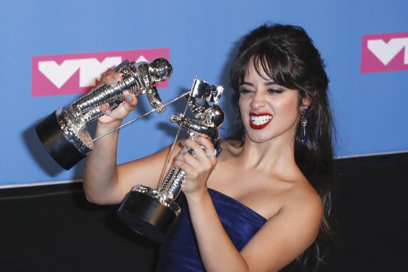 La artista Camila Cabello posa con sus premios a «Artista de año» y a «Mejor vídeo»