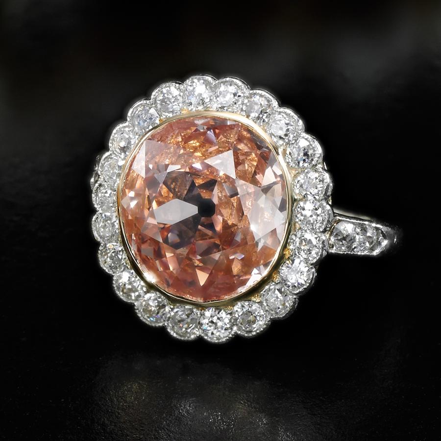 Diamante naranja. Este anillo de María Antonieta tiene como piueza central un extraño diamante de color naranja de 2,44 quilates. Fue otro de los regalos que el emperador regaló a Mariana de Austria cuando fue madre
