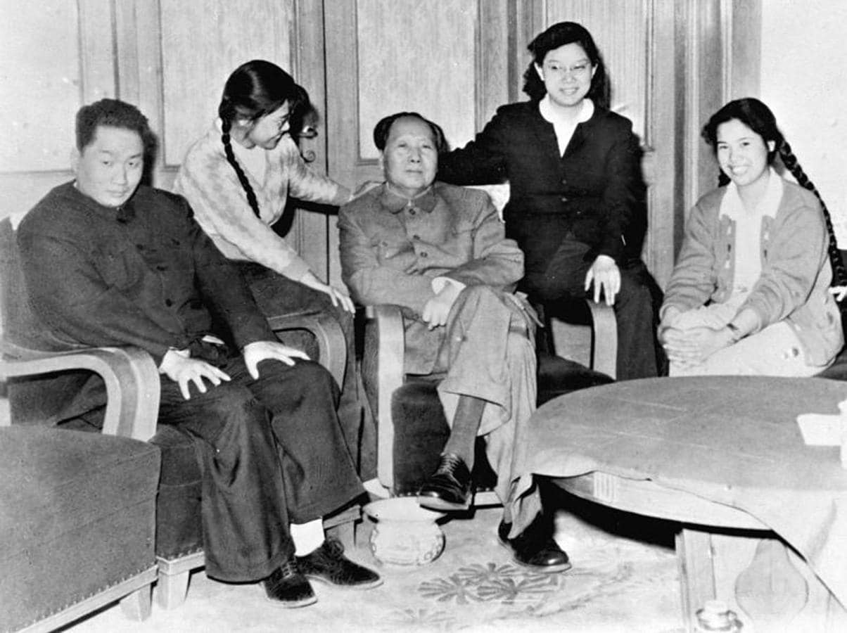 El fundador de la República Popular de China reunido con su familia. 