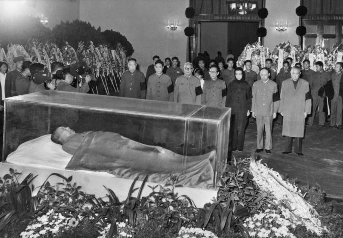 La cúpula mayor del gobierno chino delante del féretro de Mao Tse-Tung. 