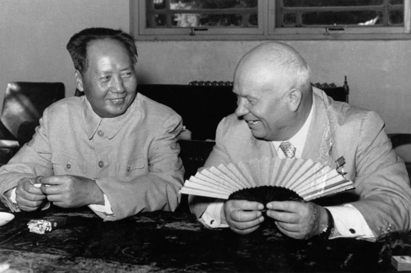 Nikita Kruschev ríe junto a Mao Tse-Tung el día de su cumpleaños. 