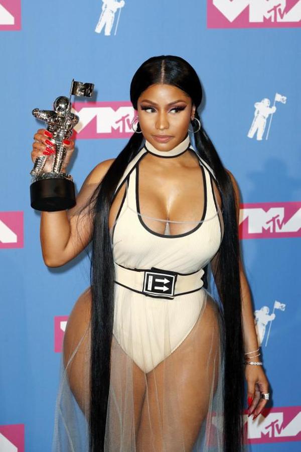 La rapera estadounidense Nicki Minaj con su galardón al «Mejor vídeo de Hip-Hop»