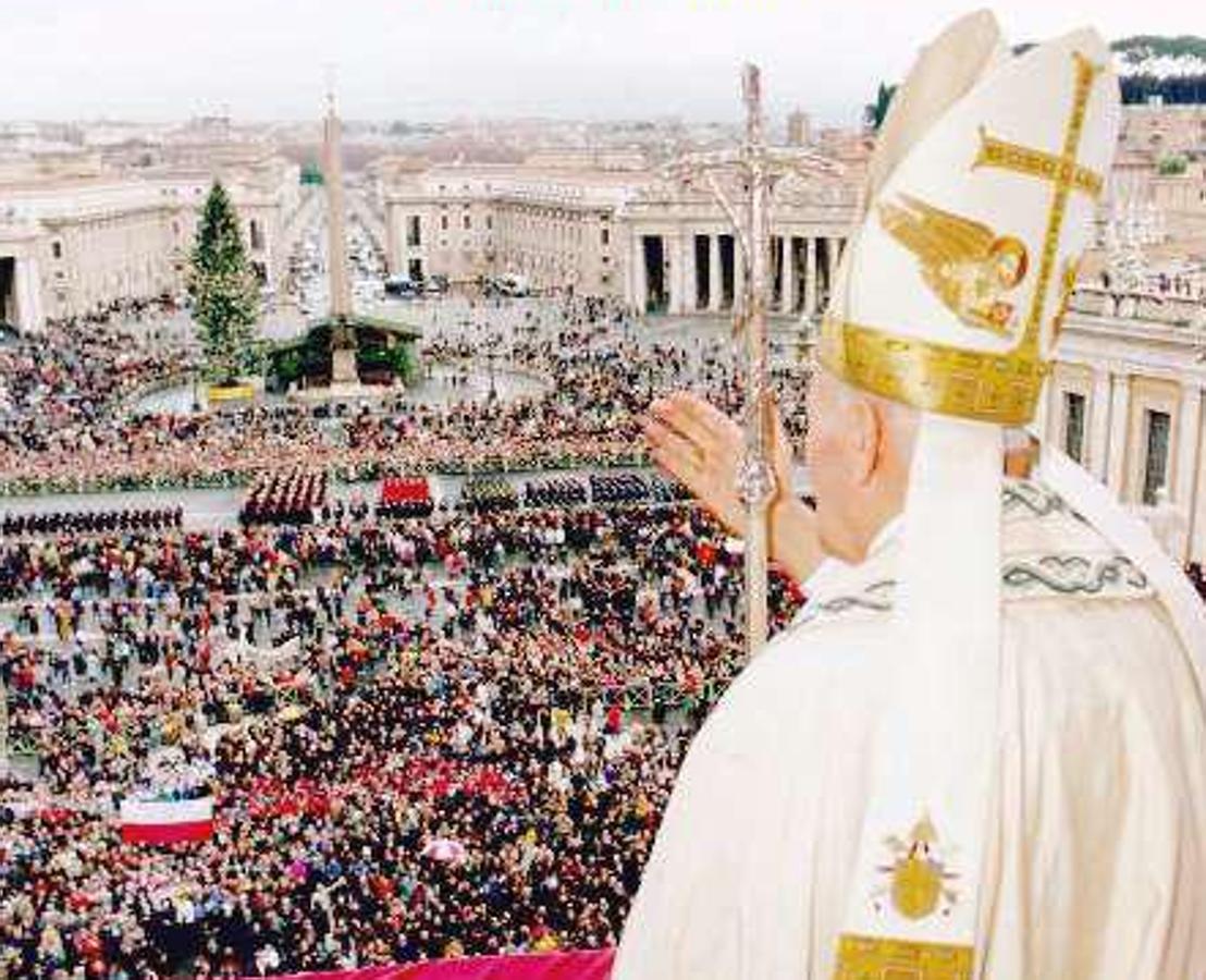 El «Papa de los jóvenes» da la bendición Urbi et Orbi en la Plaza de San Pedro. 