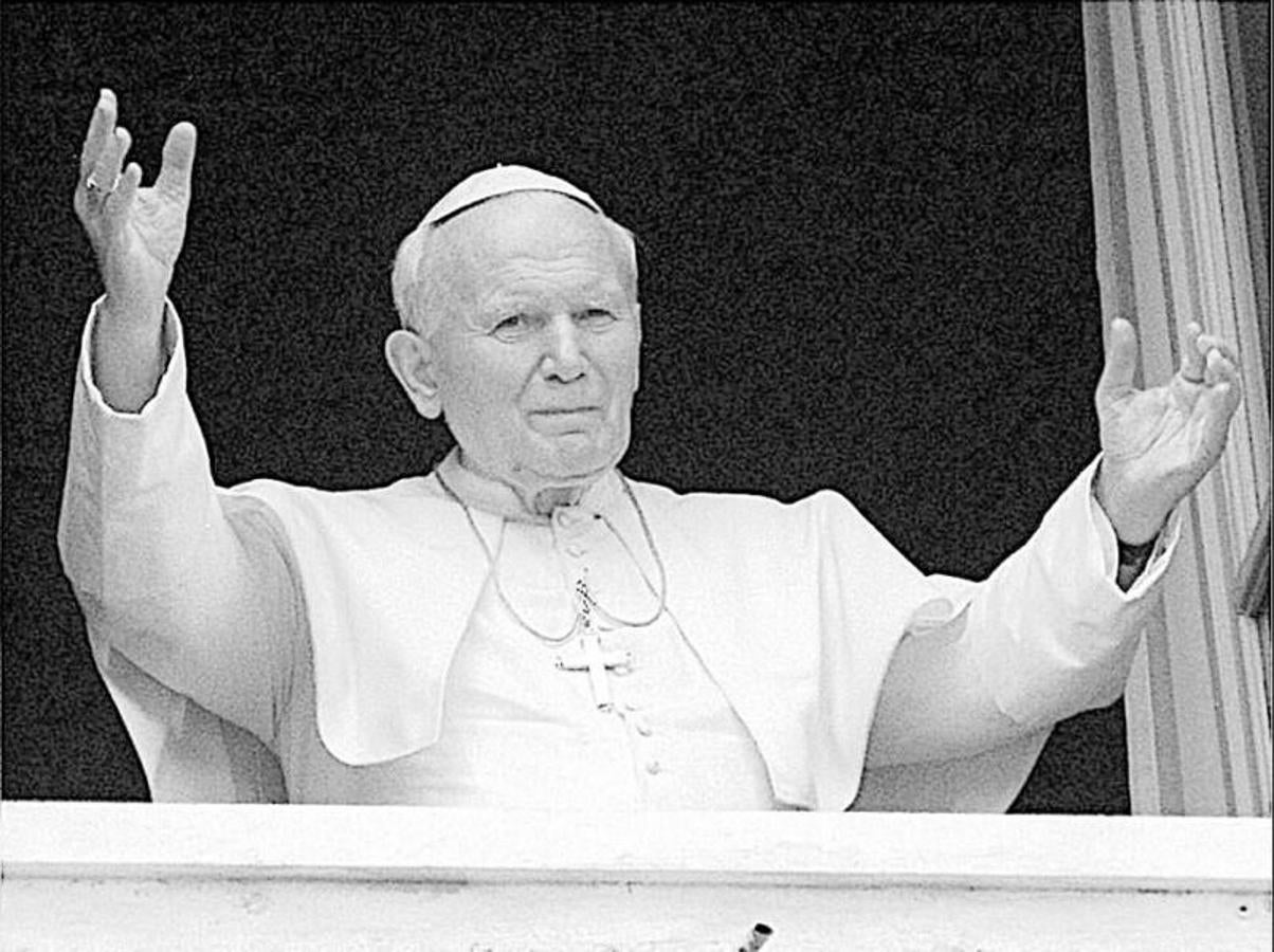 Karol Wojtyla saluda desde un balcón del Vaticano. 