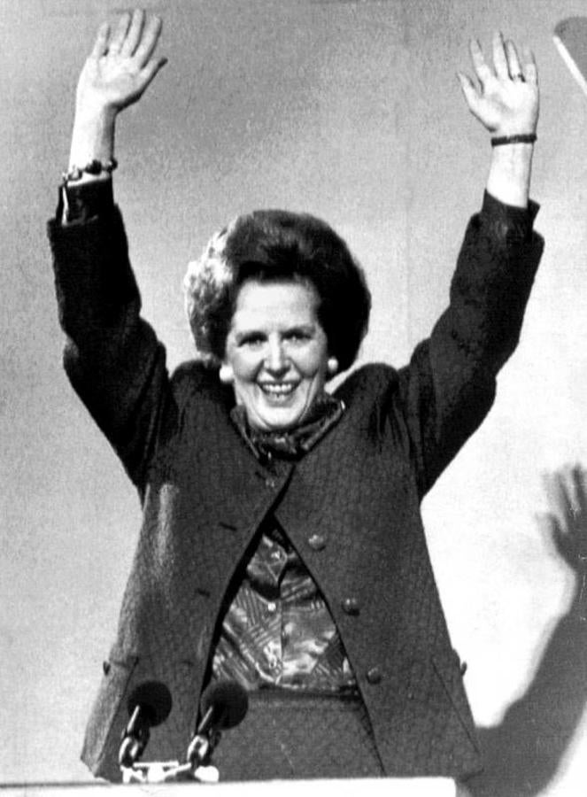 Thatcher saluda al final de una Convención Anual del Partido Conservador. 