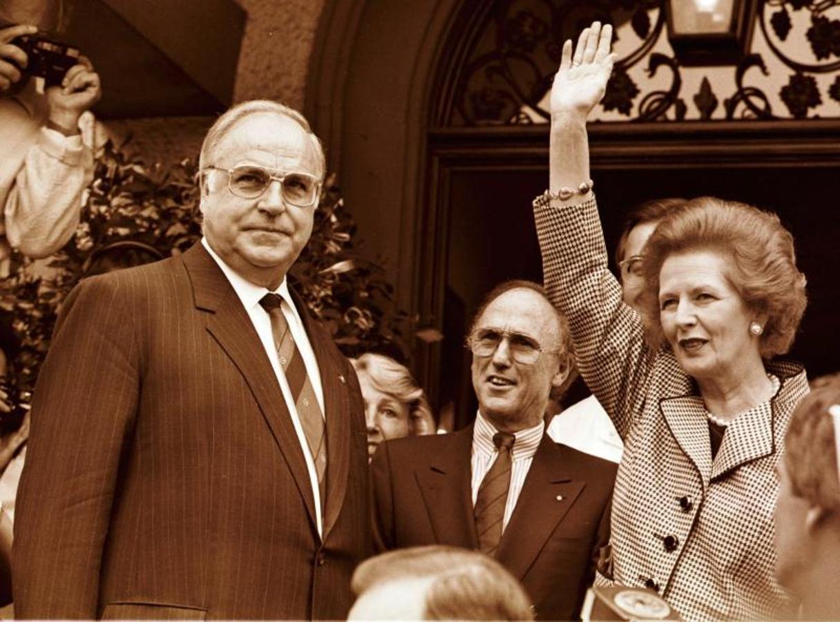 Margareth Thatcher saluda al lado del canciller alemán Helmut Kohl. 