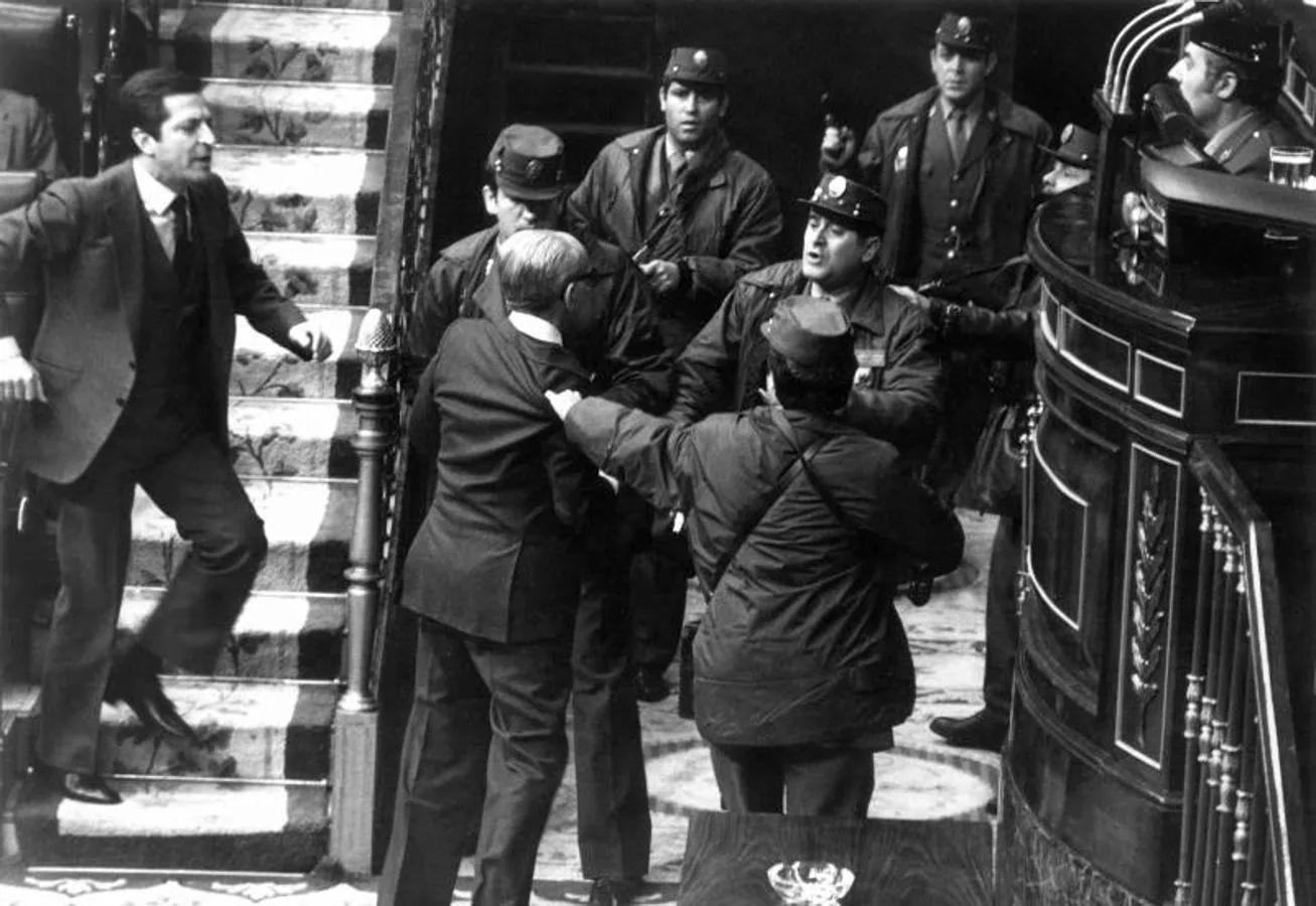 El presidente Suárez se enfrenta a la Guardia Civil durante el golpe de Estado de Tejero. 