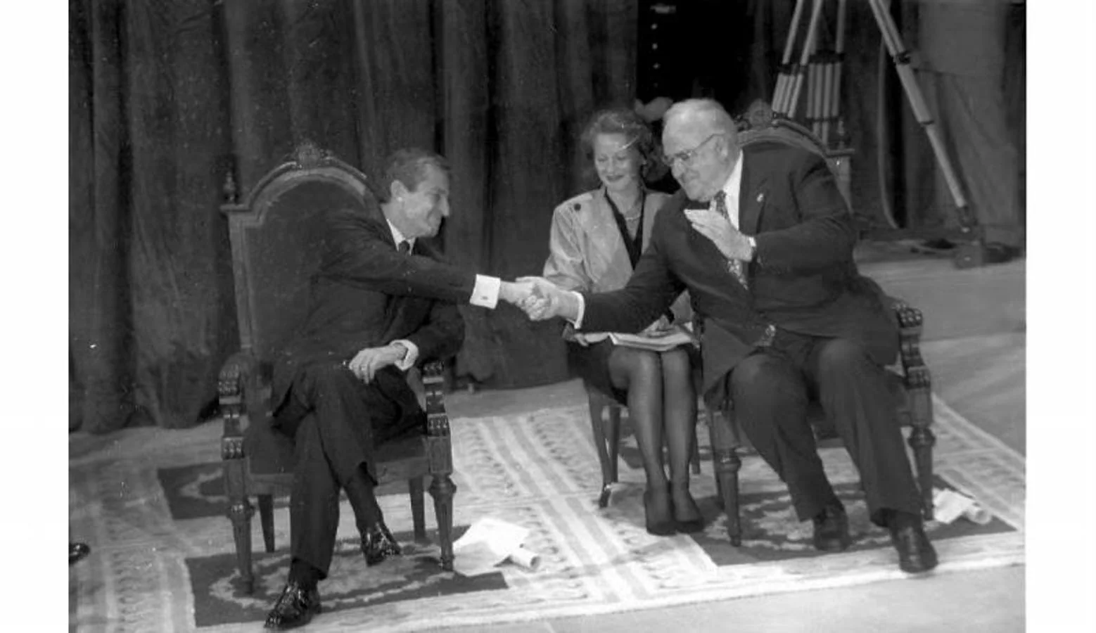 Adolfo Suárez le estrecha la mano al excanciller alemán, Helmut Kohl. 