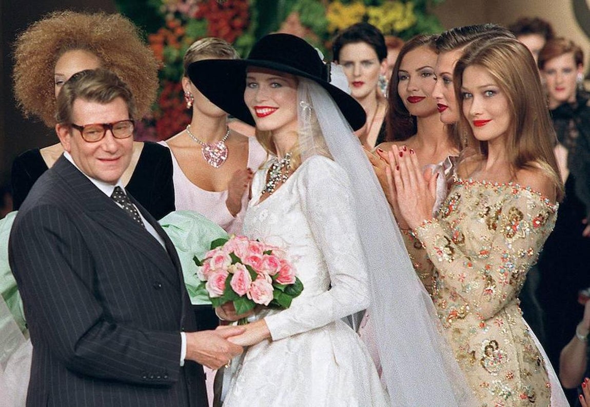 Schiffer fue reconocida cómo una de las mejores modelos del momento. La foto fue tomada durante el desfile de la firma Yves Saint Laurent de la temporada otoño-invierno del año 1996, junto a ella también desfilaron otras grandes modelos como Carla Bruni