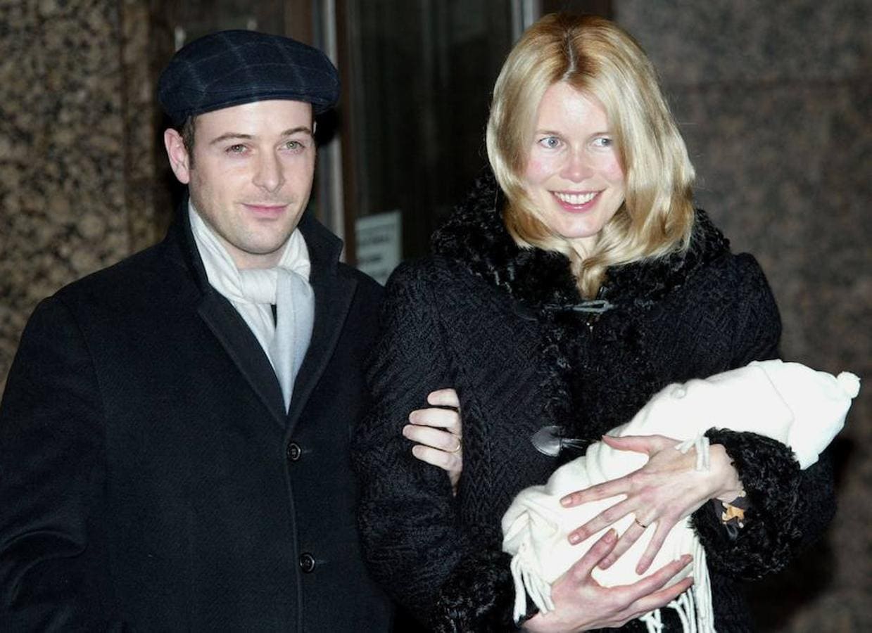 Claudia Schiffer nada más salir del hospital con su primer hijo. la supermodelo posó junto a su marido, el productor de cine británico Matthew Vaughn