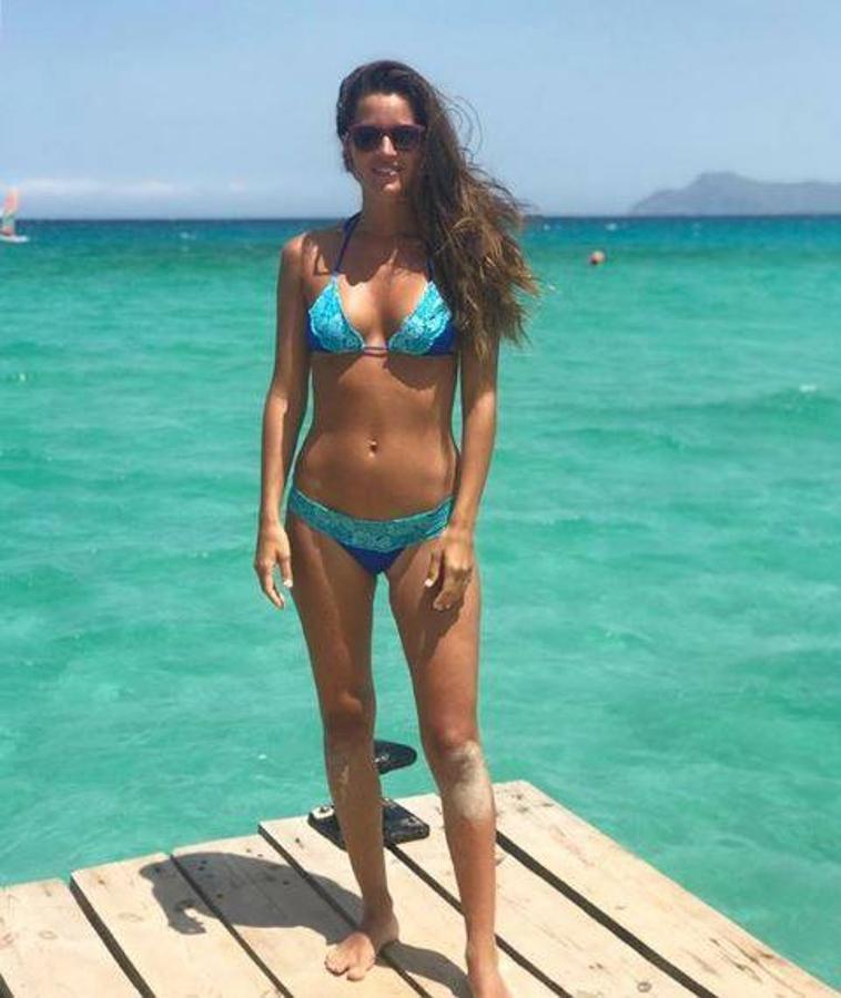 Malena Costa. La modelo combina el azul de su bikini con el azul del mar. Un tono que favorece mucho una vez que estamos bronceados, al igual que Malena.