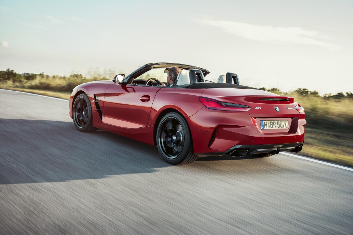 5- BMW Z4. Con solo echar un vistazo a las proporciones del nuevo BMW Z4, no quedan dudas sobre su potencial dinámico. La posición centrada del asiento del conductor, un centro de gravedad bajo, una distribución equilibrada de pesos 50:50, vías anchas y una distancia entre ejes compacta, constituyen los requisitos previos ideales para un manejo ágil.