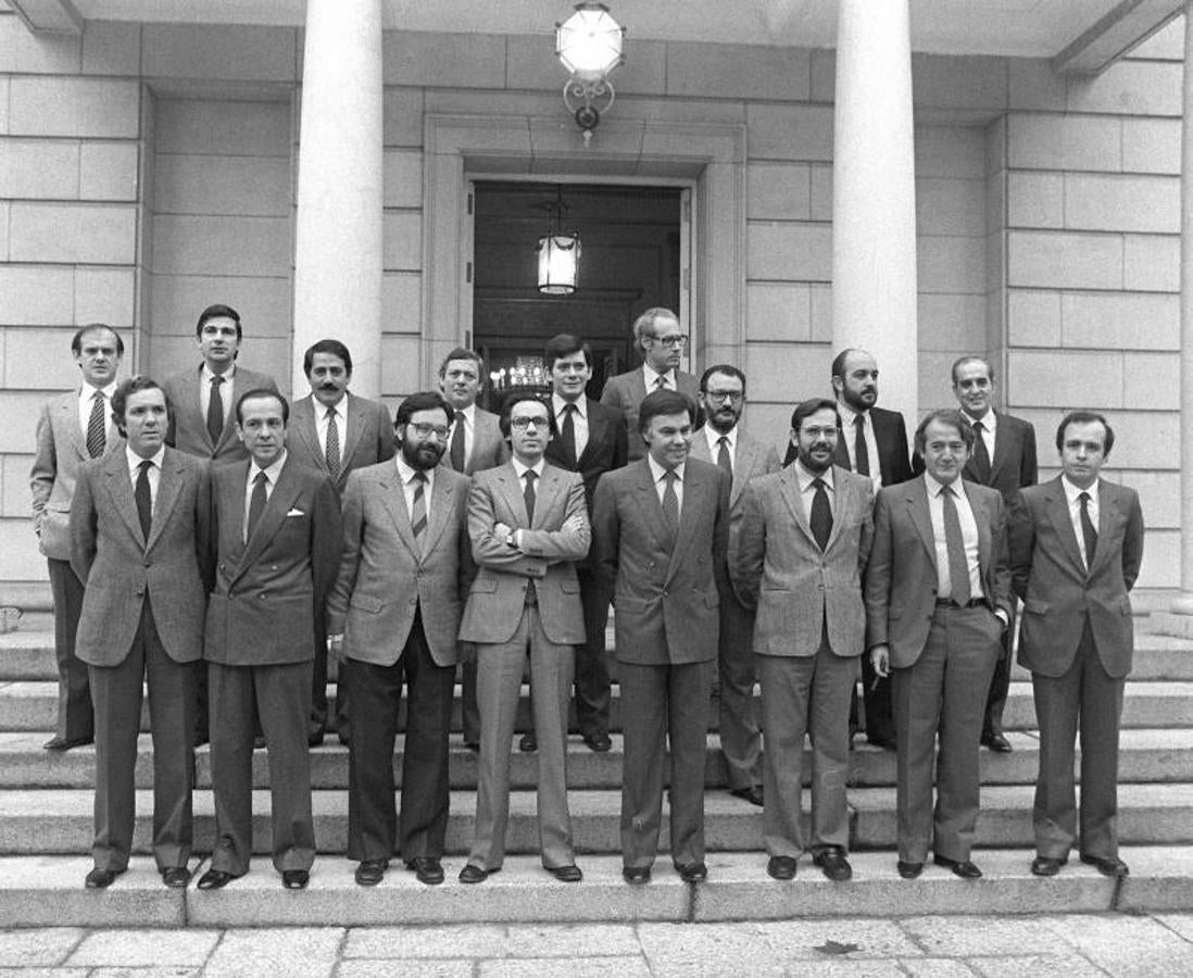 Felipe González junto a sus ministros, el primer gobierno socialista de la democracia española. 