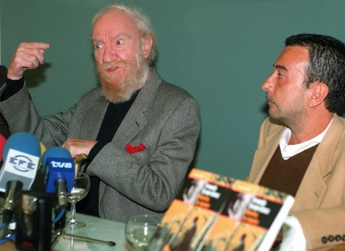 Fernando Fernán Gómez asiste con garci a una rueda de prensa. 