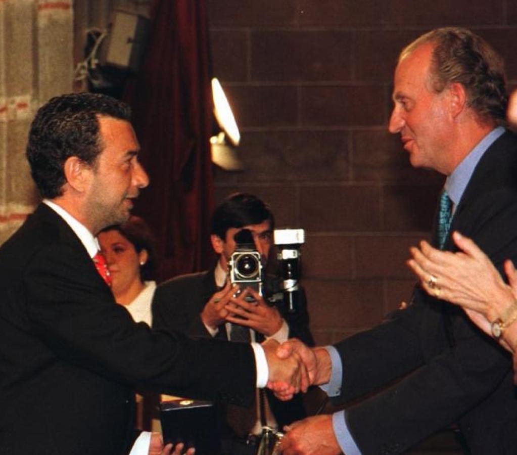 El Rey Juan Carlos I entrega a Garci el Mérito a las Bellas Artes en 1996. 