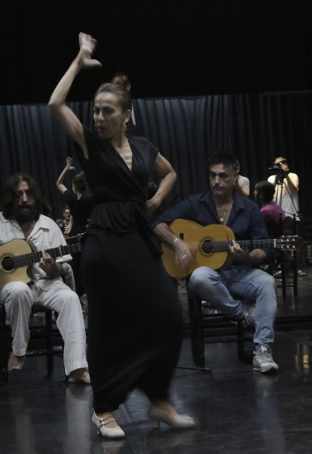 En imágenes, el ensayo de Isabel Bayón para la XX Bienal de Flamenco