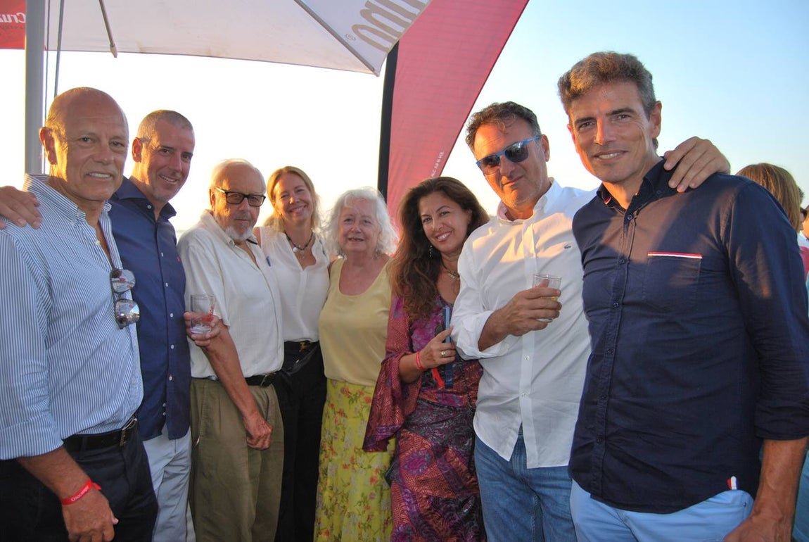 Marcos Tarancón, director de relaciones corporativas de Cruzcampo junto a un grupo de amigos. 