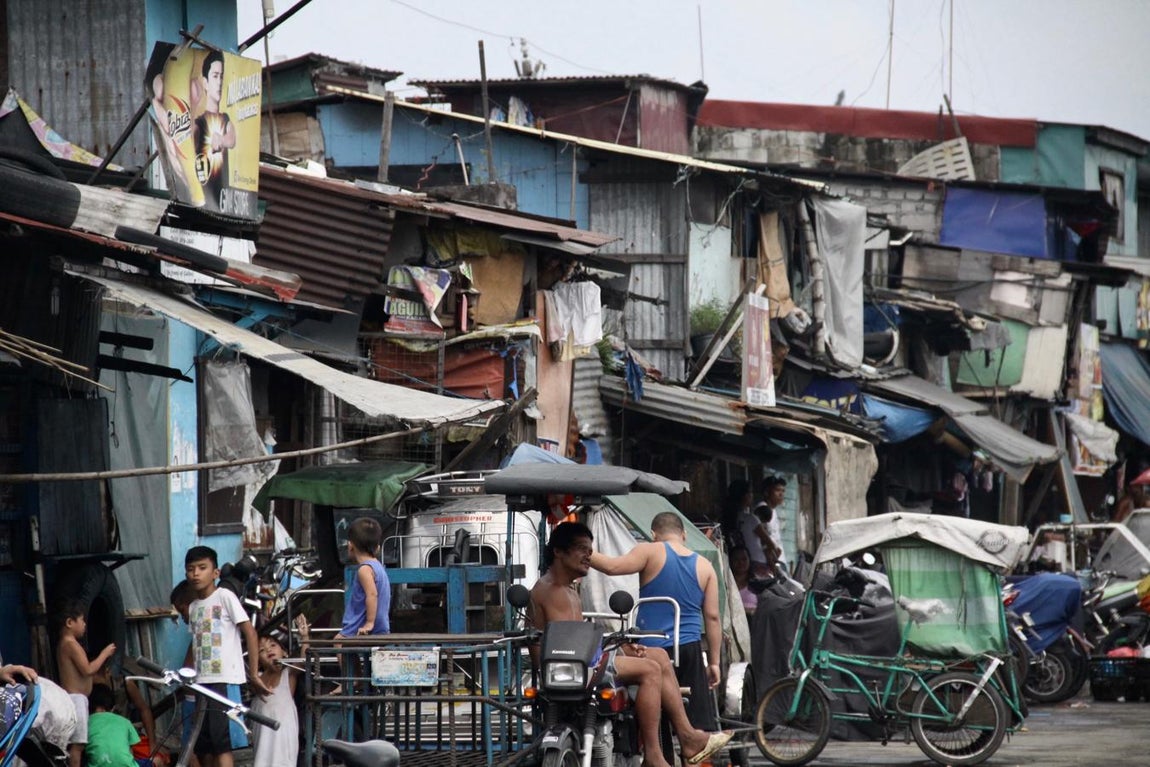 La droga más extendida en Filipinas, sobre todo en los inmundos arrabales de Manila, es el "shabú", la cocaína de los pobres. En tagalo, así se conoce a esta metanfetaminas que, quemada sobre papel de aluminio, inhalan cuatro millones de filipinos para aguantar sin dormir horas y horas de fiesta o trabajo. Cada placa de "shabú", que cuesta unos 500 pesos (ocho euros), da para fumarla unos 20 minutos. 