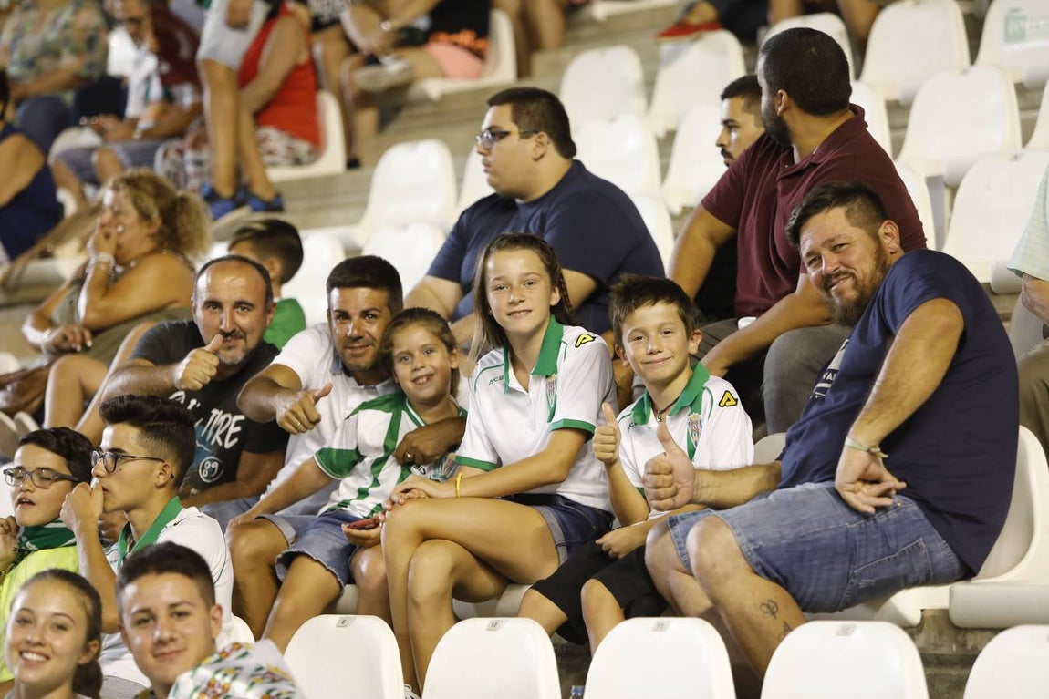 El ambiente de las gradas del Córdoba-Oviedo